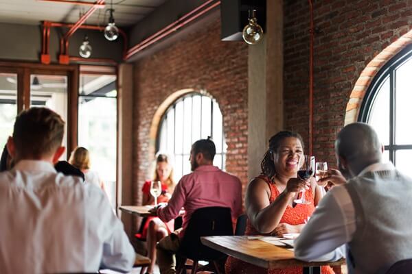 Clients attablés dans un restaurant