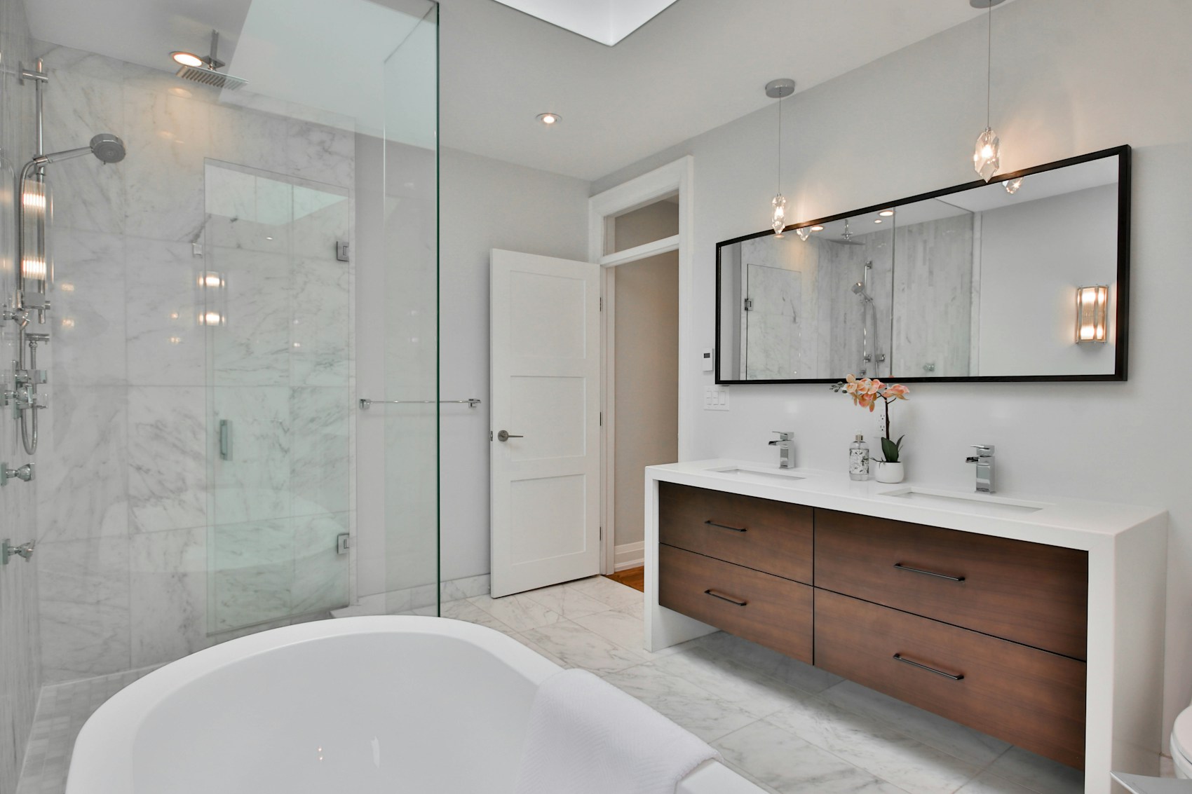 Salle de bains avec baignoire et douche à l'italienne