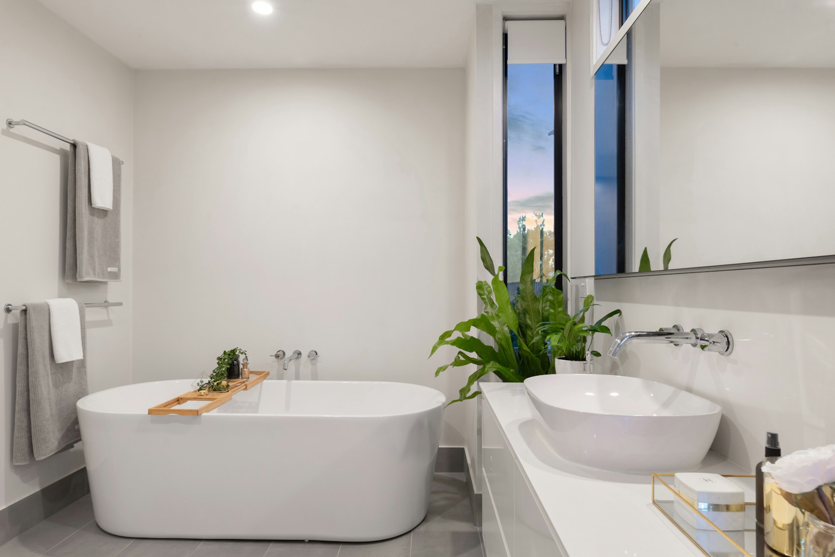 Salle de bains claire avec baignoire îlot