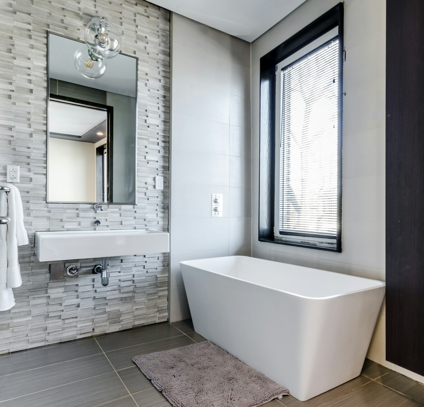 Salle de bains avec baignoire devant une fenêtre