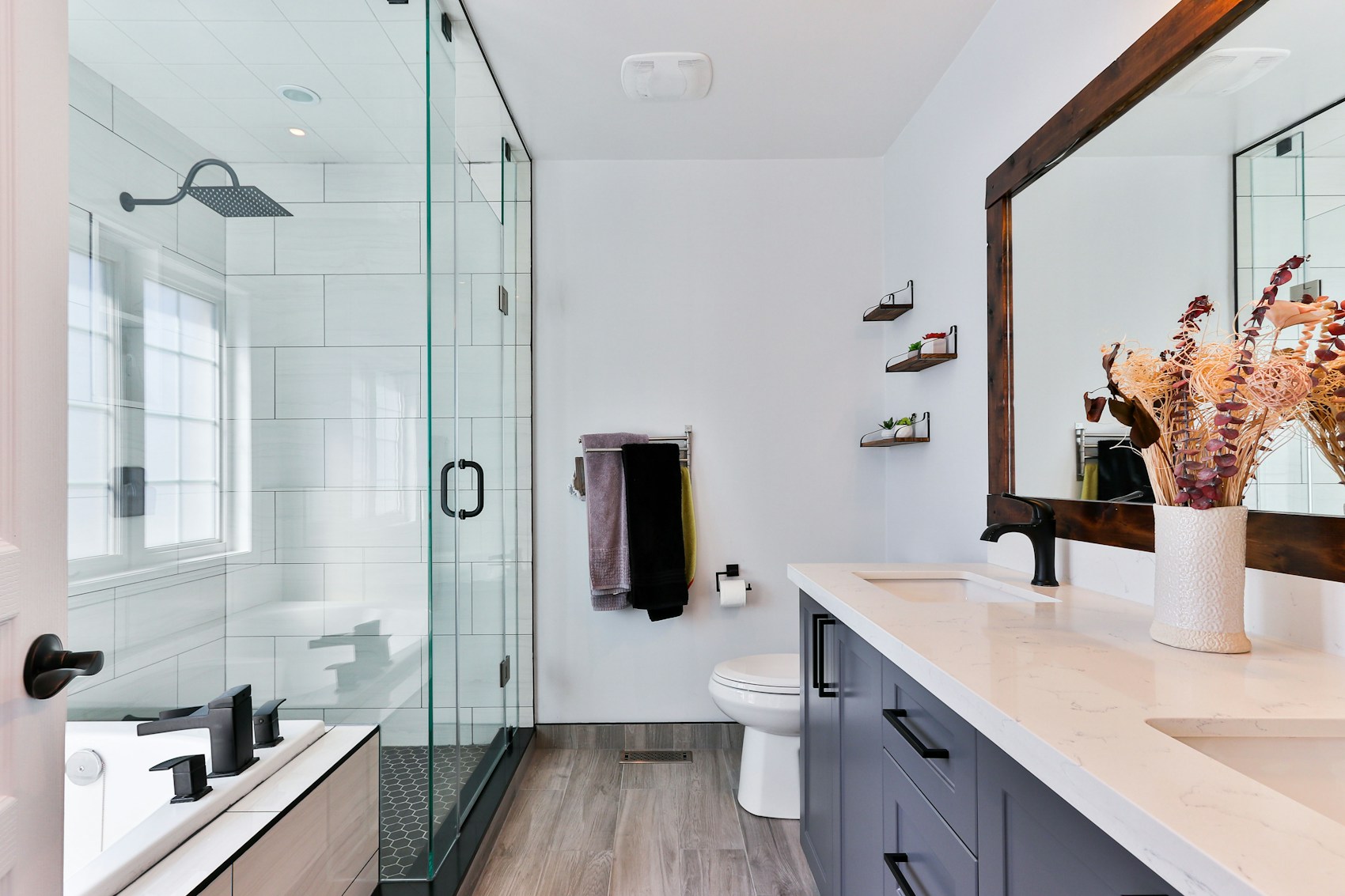 Salle de bains rénovée, douche à l'italienne et double vasque