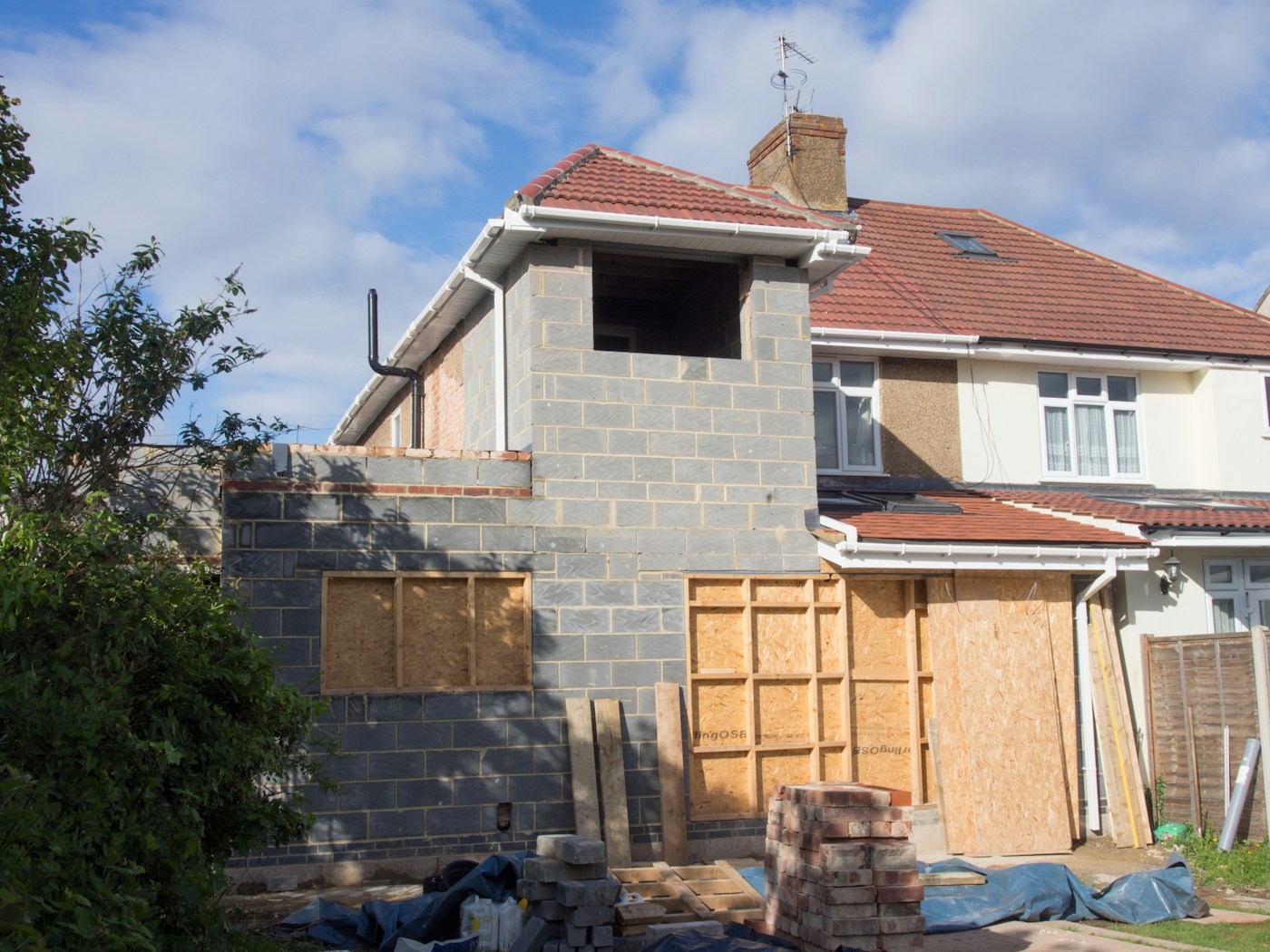 Maison en brique avec extension en construction