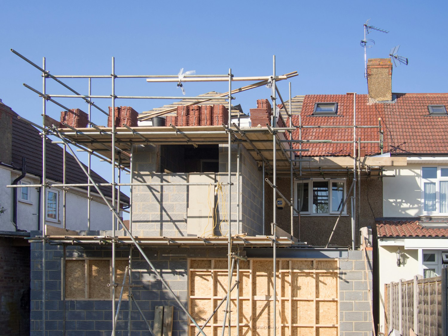 Extension de maison en cours de construction, échafaudage monté