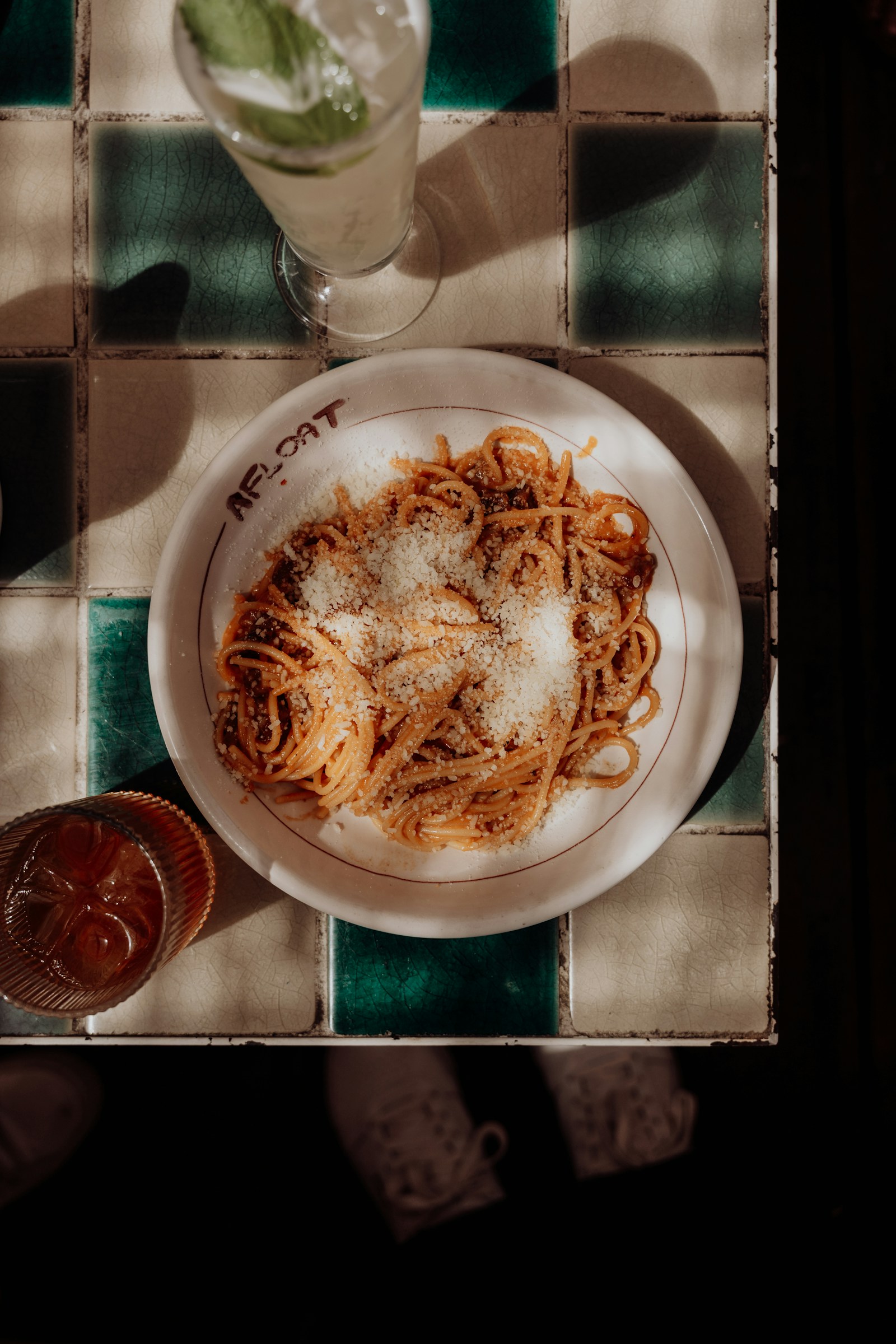 Table dressée avec plats et verres