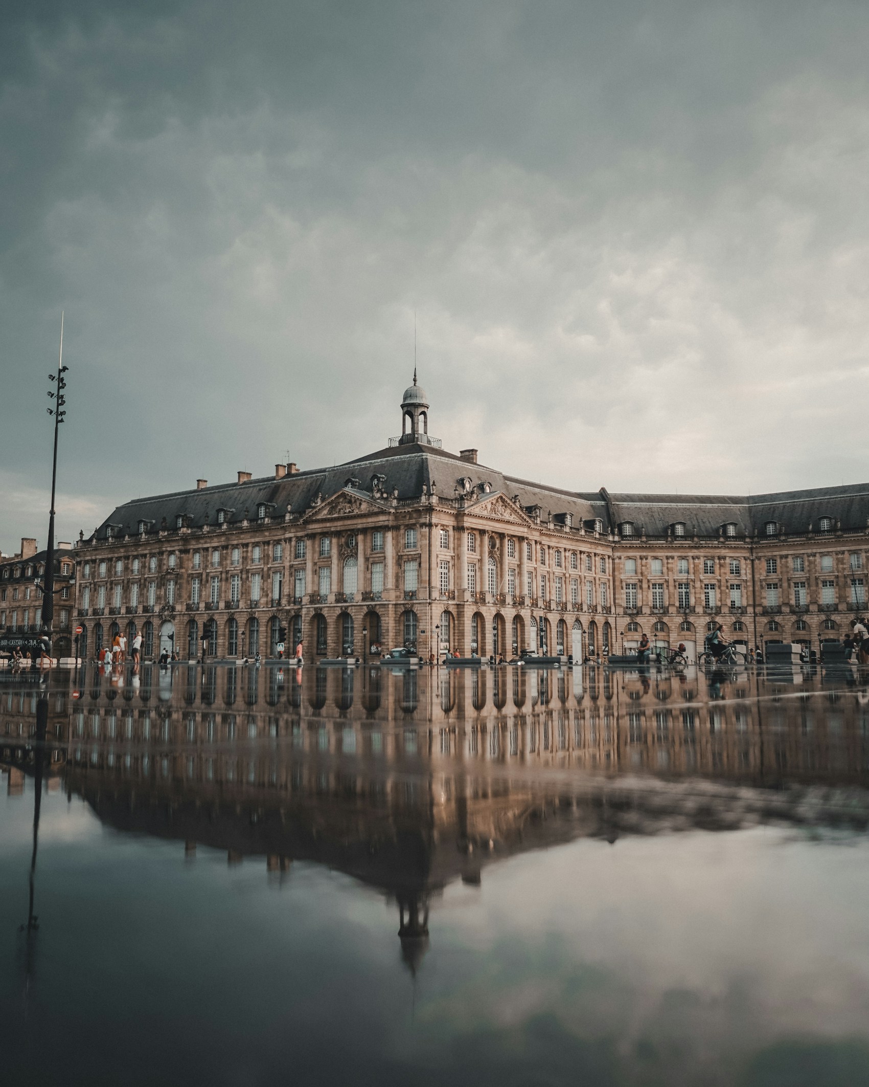 Place de la Bourse à Bordeaux reflétée dans le miroir d'eau