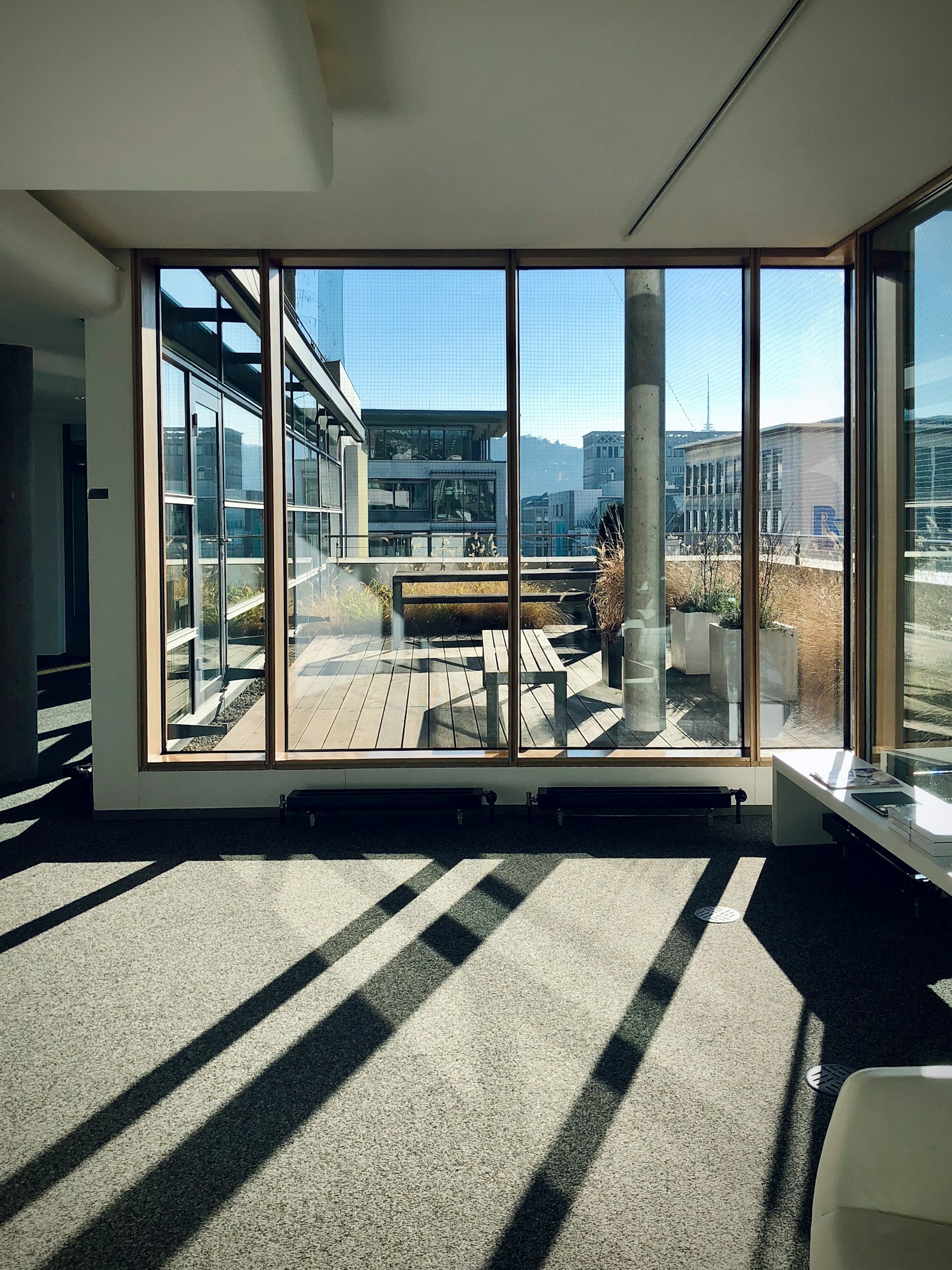 Bureau lumineux du cabinet, baie vitrée et espace de réception