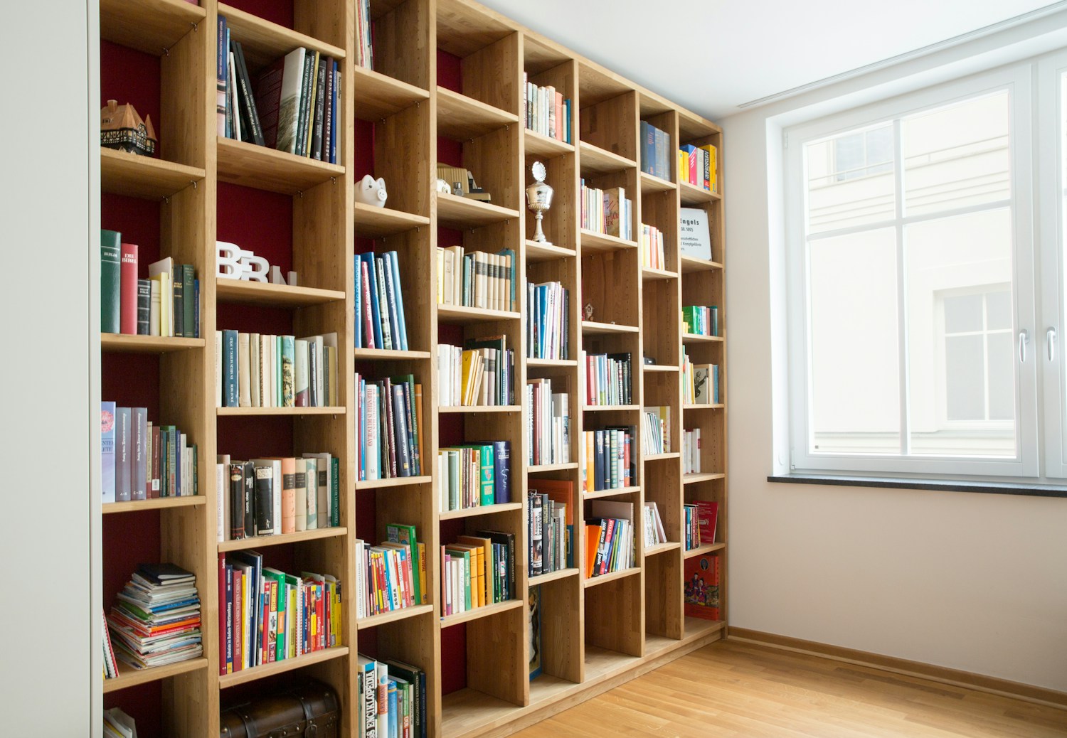 Bibliothèque sur mesure toute hauteur en chêne massif dans un salon